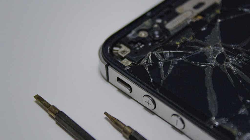4 signs your cell phone needs to be repaired or replaced